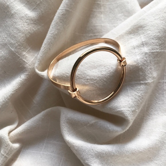 Victoria Styled Round Cuff Bracelet in Gold - Picture 2 of 6